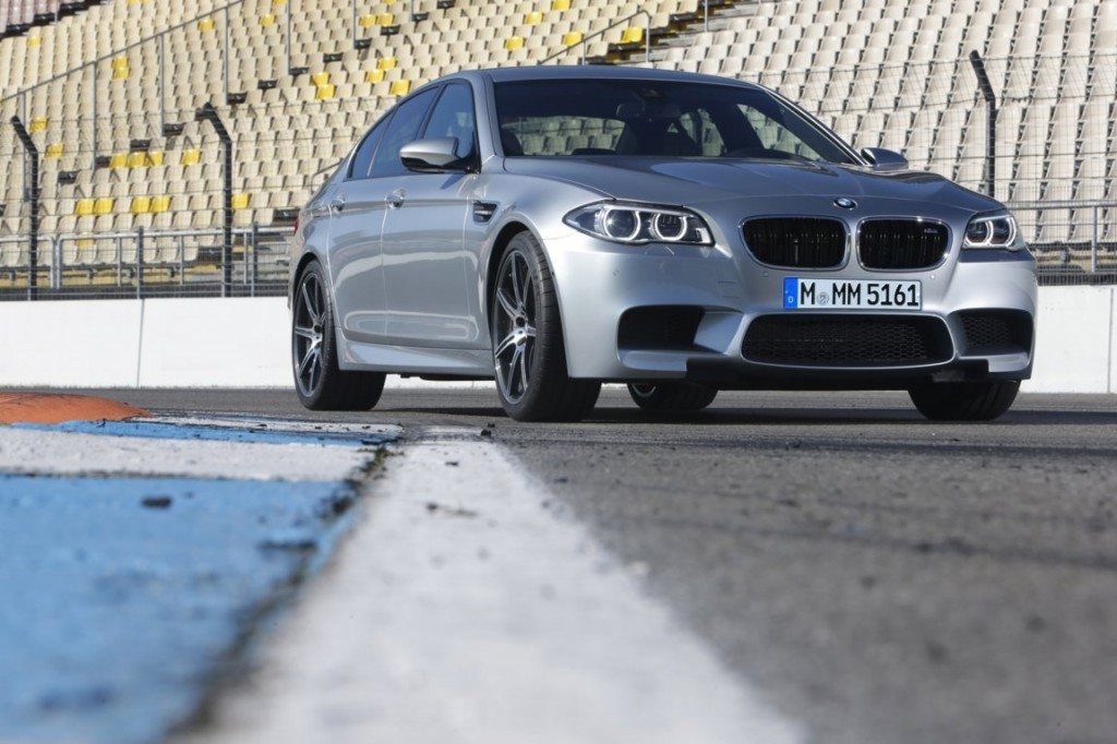 bmw_M5_vs jag_xfrs_01