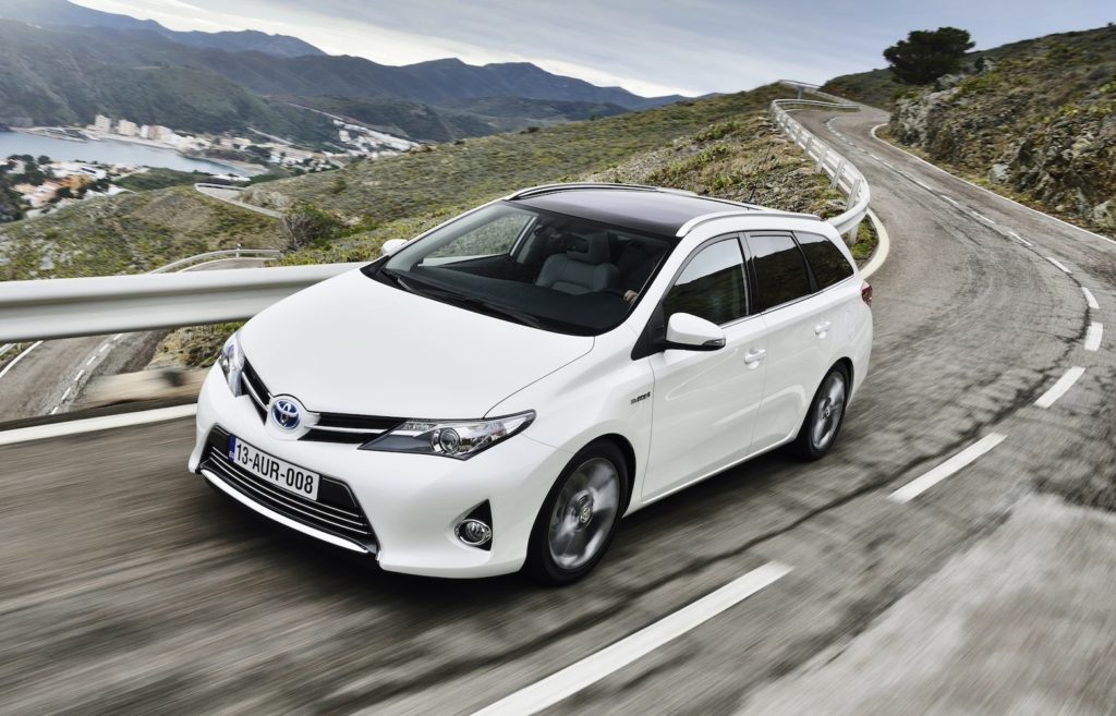 toyota-auris-hybrid-love-01