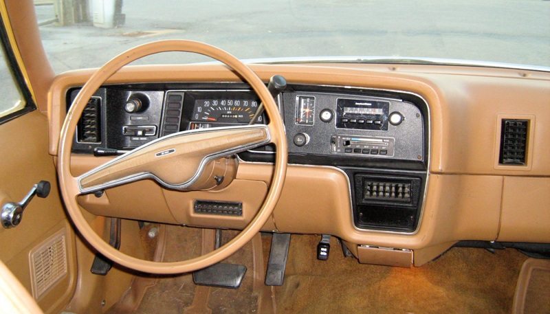1975_AMC_Pacer_base_model_-_instrument_panel_dashboard