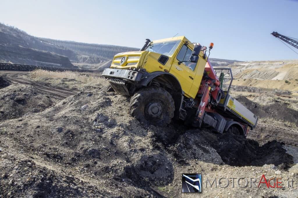 Mercedes-Benz-Unimog U-4023-04