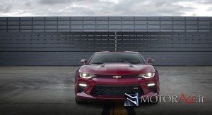 The 2016 Chevrolet Camaro SS features an aerodynamically optimized design, with hood vents that channel air that passes through the grille and radiator out and over the top of the car, reducing front-end lift.