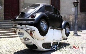 Volkswagen_Beetle_-_Maggiolino_un'automobile_sopra_l'altra