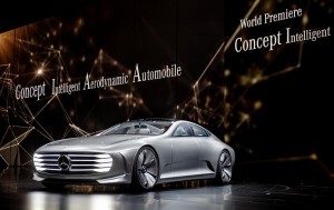 Das Mercedes-Benz Concept IAA (Intelligent Aerodynamic Automobile) ist zwei Autos in einem: Aerodynamik-Weltrekordler mit einem cw-Wert von 0,19 und viertüriges Coupé mit faszinierendem Design. Die Studie, die auf der IAA in Frankfurt ihre Weltpremiere erlebt, schaltet ab einer Geschwindigkeit von 80 km/h automatisch vom Design-Modus in den Aerodynamik-Modus und verändert durch zahlreiche aktive Aerodynamik-Maßnahmen ihre Gestalt. The Mercedes-Benz Concept IAA (Intelligent Aerodynamic Automobile) is two cars in one – an aerodynamic world record holder with a cd figure of 0.19 and a four-door coupé with a fascinating design. The study, which will be premiered at the IAA in Frankfurt, automatically switches from Design mode into Aerodynamic mode upwards of 80 km/h, altering its form with a large number of active aerodynamic measures.