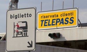 Il casello di Roma Nord sull'autostrada A1. Da oggi andare da Roma a Milano in autostrada costera' 1,56 euro in piu', da Roma a Salerno sino a 2,30 euro in piu' ma per le tratte brevi, come da Fiano Romano a Roma l'aumento non potra' superare il 25% dell'attuale pedaggio, quindi l'incremento sara' nell'ordine di centesimi. ANSA/MASSIMO PERCOSSI/GID-DRN