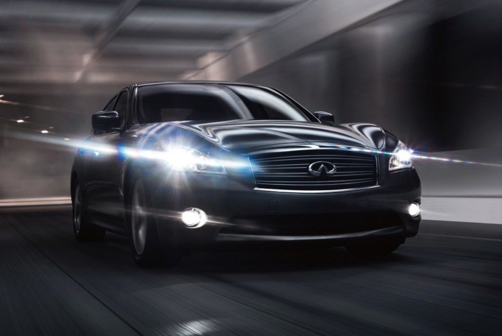 2015_infiniti_Q70_00