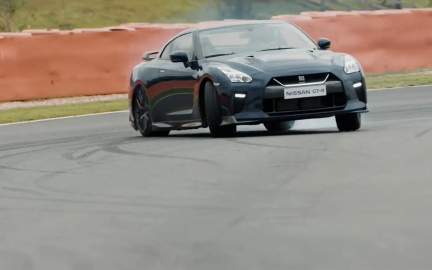 Nissan GT-R sfida il drone GT-R - MotorAge New Generation