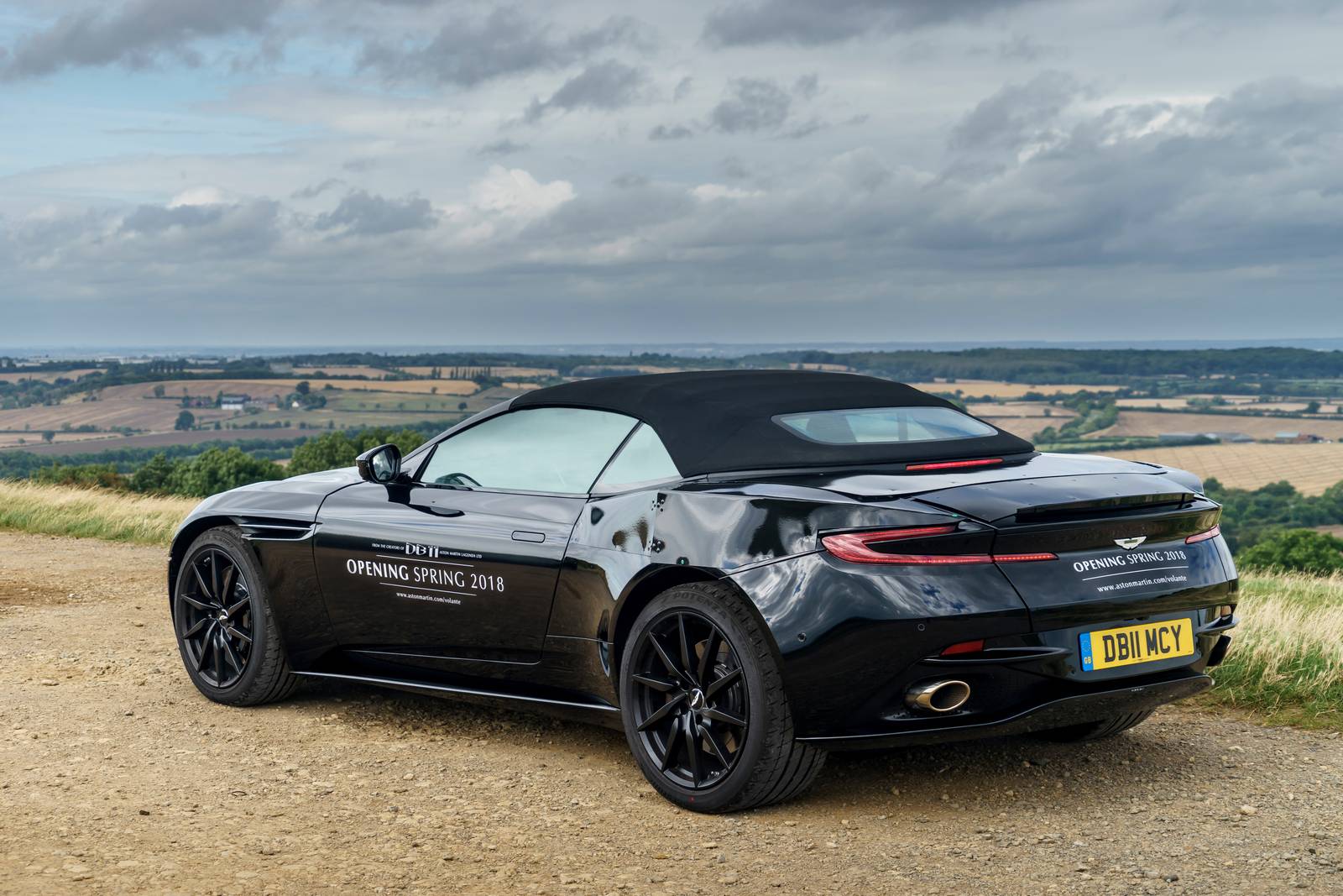 Aston Martin DB11 Volante Dall’Inghilterra il teaser della
