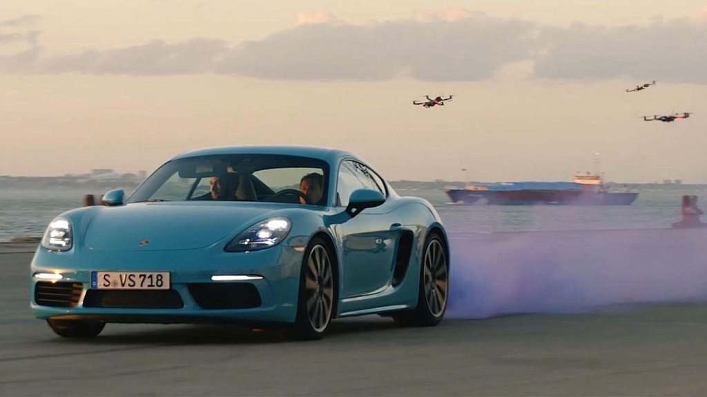 porsche-718-cayman-vs-droni-video