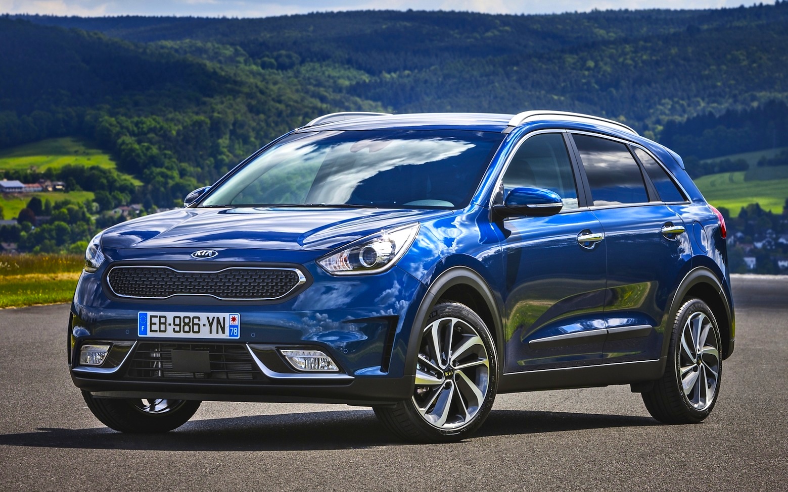 kia-niro-plug-in-hybrid-pi-efficenza-con-la-spina-nel-fianco