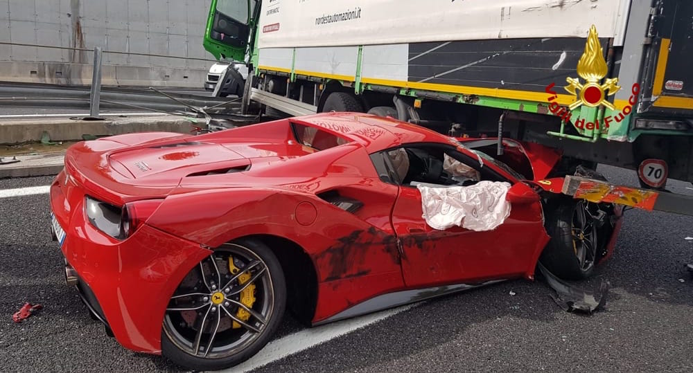 Ferrari 488 sotto un camion: incidente in A4 - Motorage.it