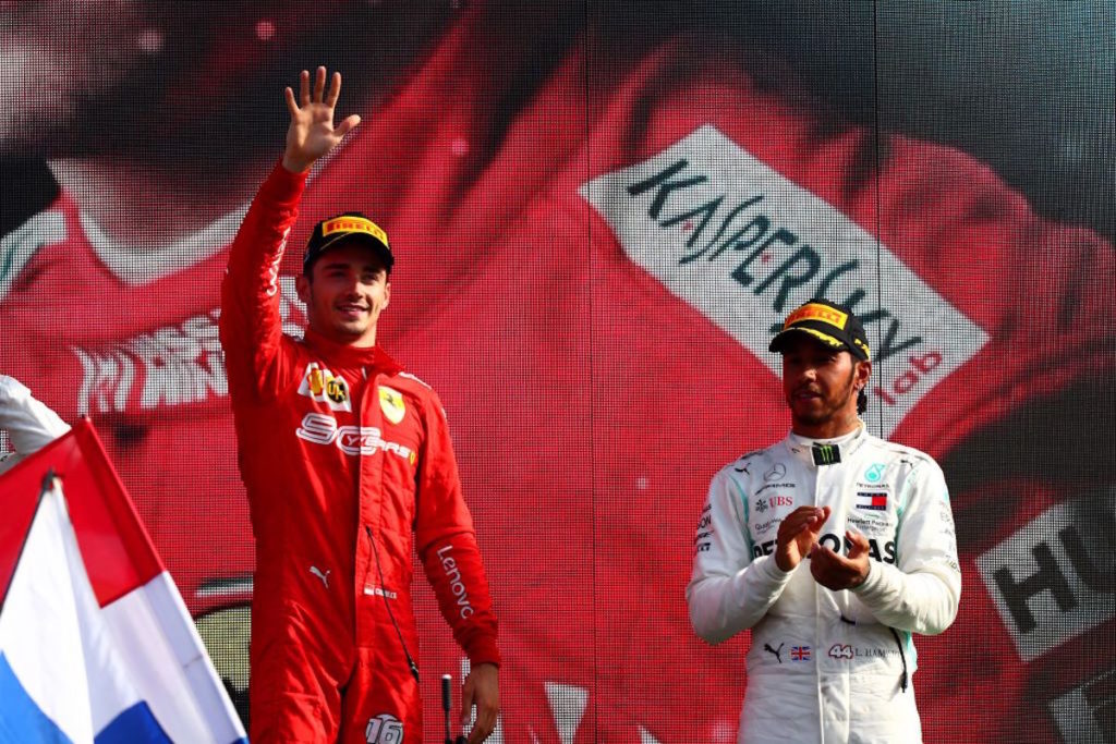 Leclerc saluta davanti a Hamilton