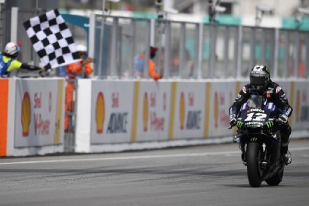 Bandiera a scacchi per la vittoria di Maverick Vinales, MotoGP Malesia 2019