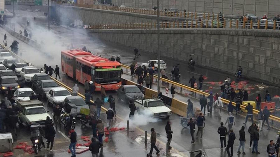 Interventi sulle strade iraniane per le proteste contro il forte rincaro del carburante voluto dal governo