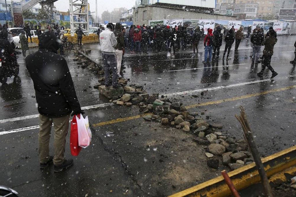 Blocchi sulle strade per proteste in Iran sul costo carburante