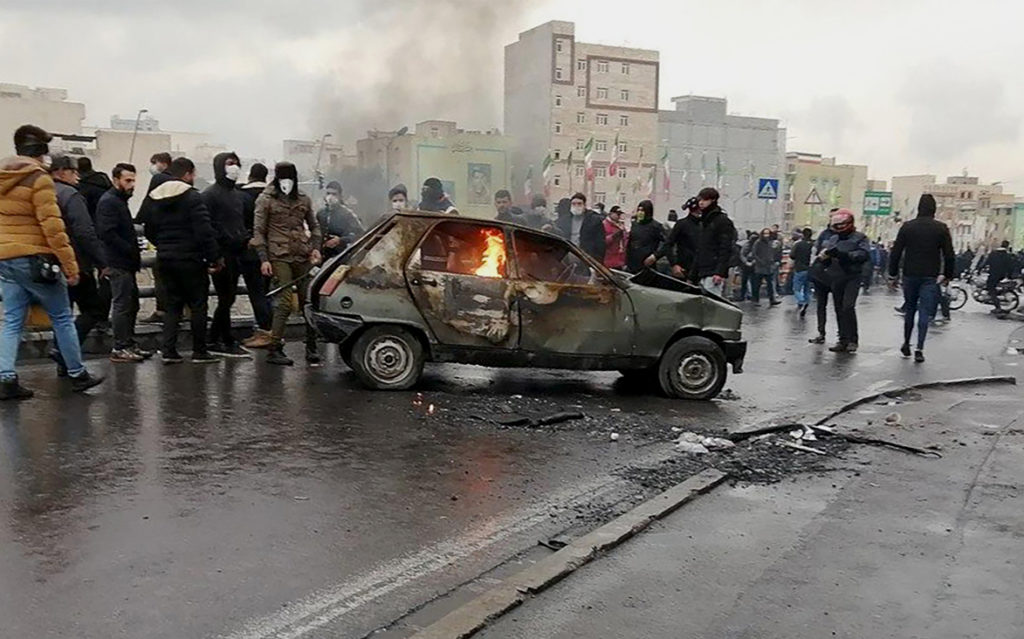 Proteste in Iran contro fortissimo rincaro dei prezzi del carburante, Tehran