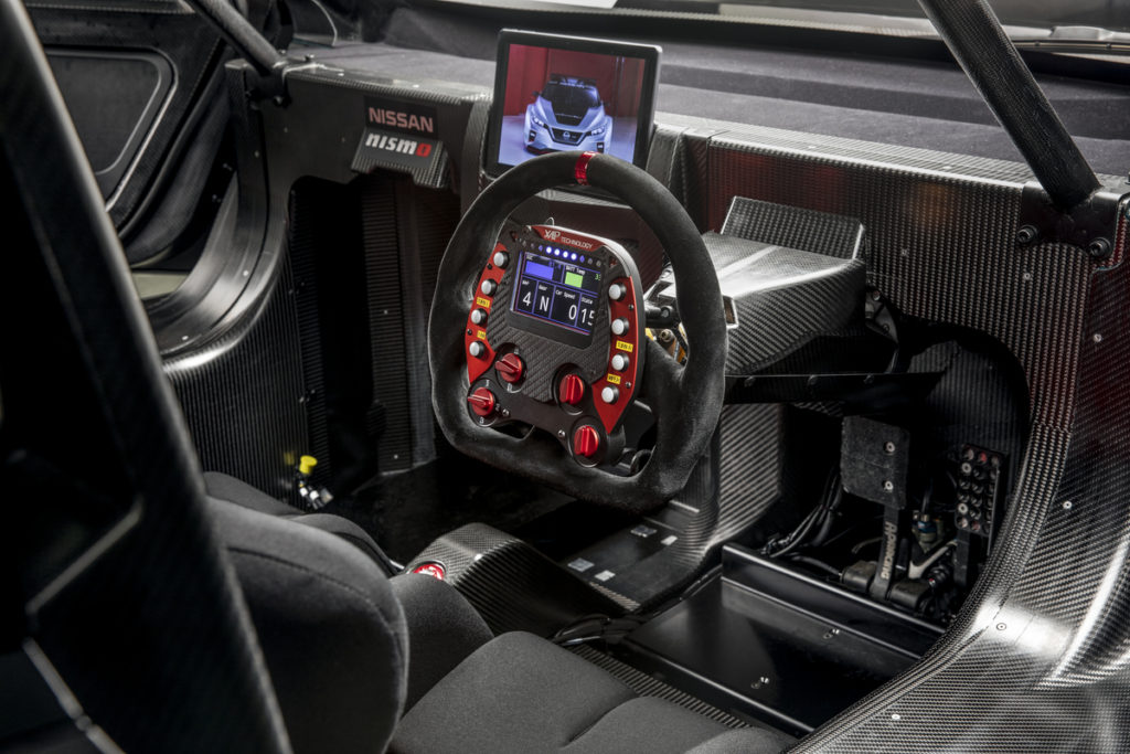 Cockpit, volante, comandi interni della nuova LEAF NISMO RC