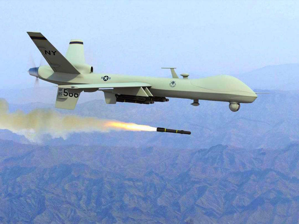 Drone MQ-9 Reaper durante il lancio di un missile