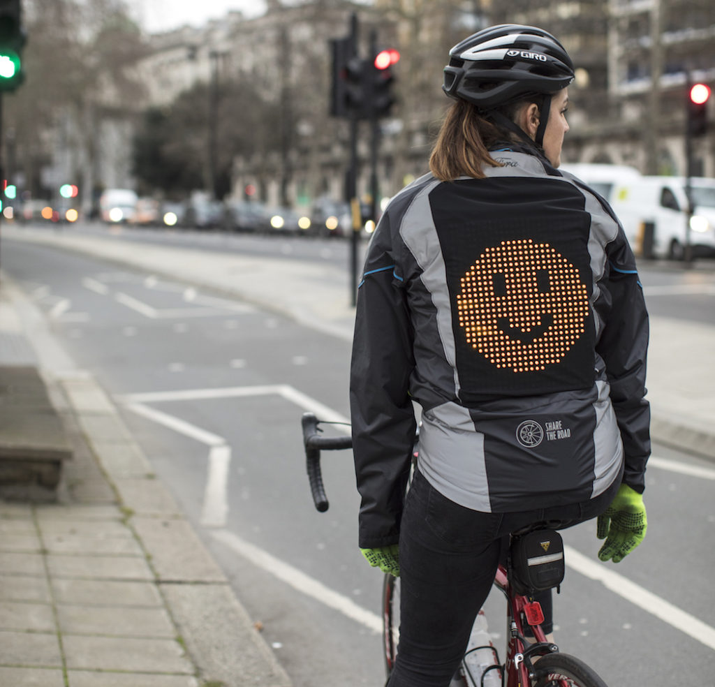 Ciclista con Emoji Jacket, emoticon a Led su giubbino, Ford Europe