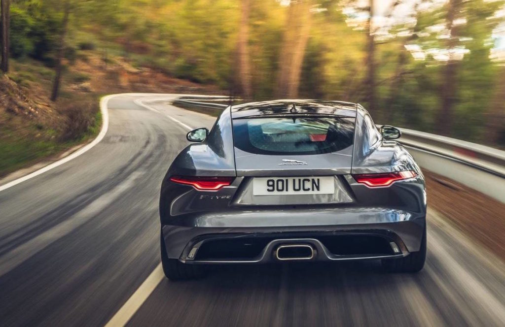 Jaguar F-Type Coupé P300: tutta grinta e performance