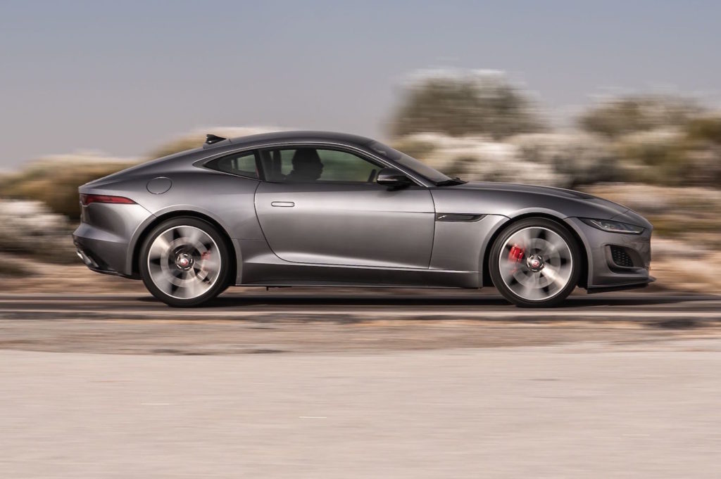 Jaguar F-Type Coupé P300: tutta grinta e performance