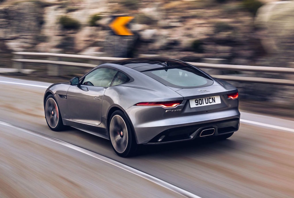 Jaguar F-Type Coupé P300: tutta grinta e performance