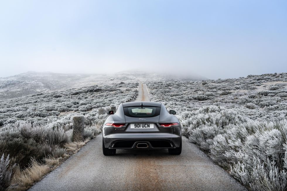 Jaguar F-Type Coupé P300: tutta grinta e performance