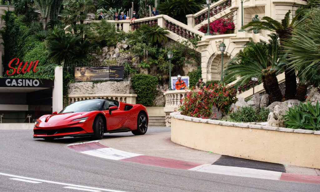Leclerc con la SF90 Stradale a Monaco 