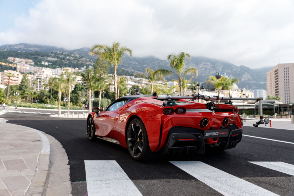 Leclerc con la SF90 Stradale a Monaco 