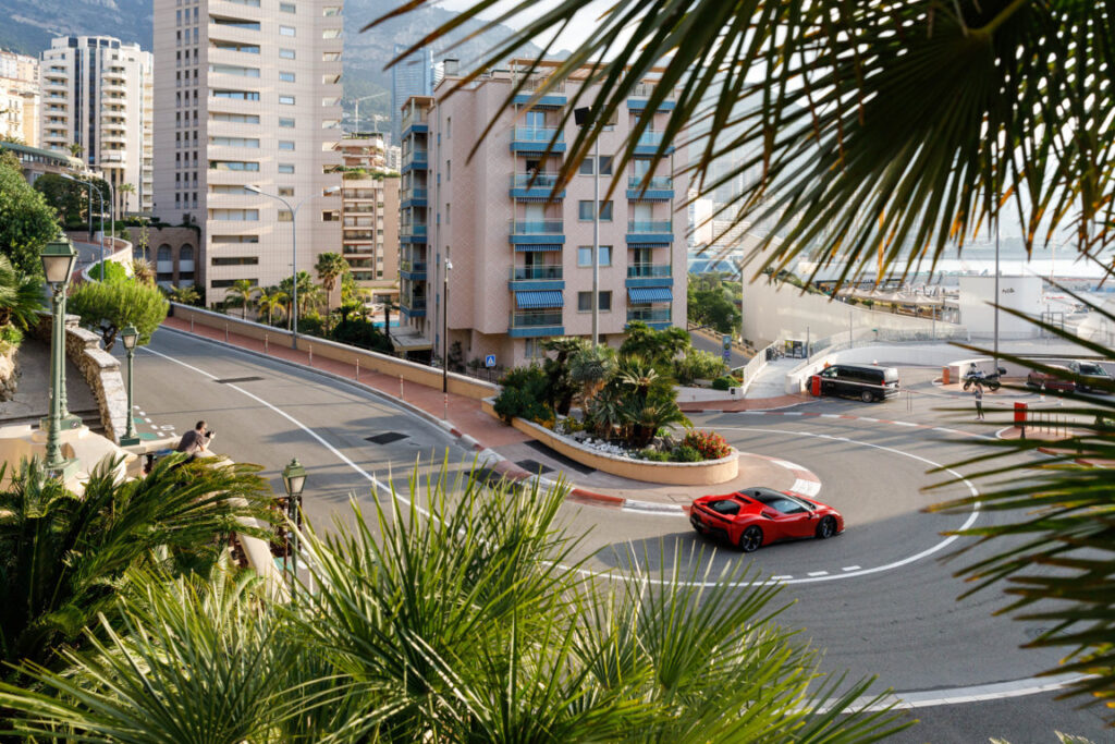 Leclerc con la SF90 Stradale a Monaco 