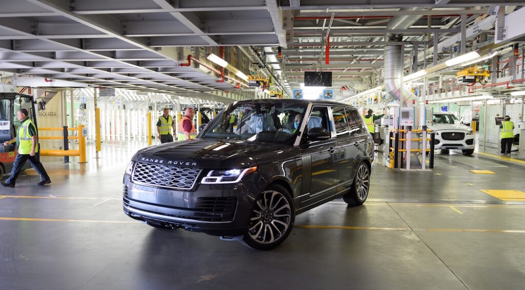 Prima Range Rover prodotta a Solihull con il distanziamento tra lavoratori