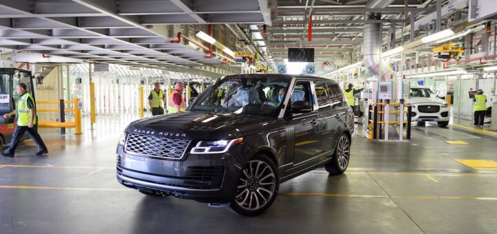 Prima Range Rover prodotta a Solihull con il distanziamento tra lavoratori