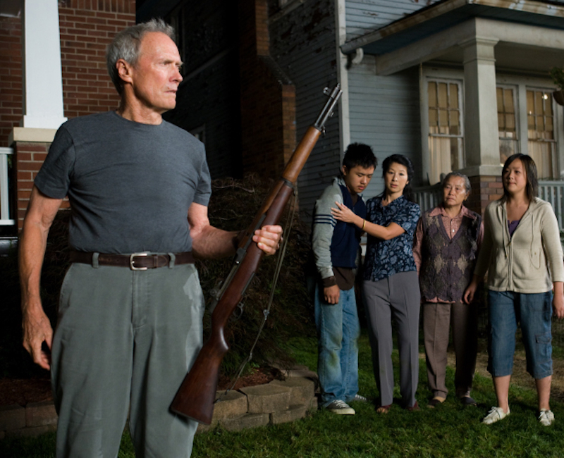 Il veterano di Corea Walt Kowalski (Clint Eastwood) difende la famiglia della comunità Hmong nel film Gran Torino
