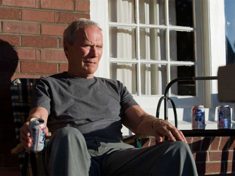Il veterano della guerra di Corea Walt Kowalski (interpretato da Clint Eastwood) seduto a bere birra nel film Gran Torino