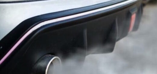 Scarico emissioni inquinanti da automobile Diesel