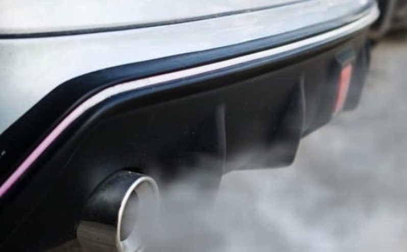 Scarico emissioni inquinanti da automobile Diesel