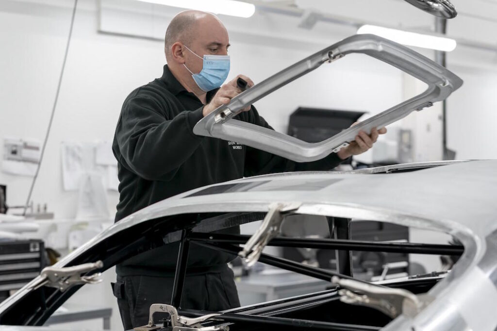 Fasi montaggio tettuccio Aston Martin DB5 nuova serie Continuation