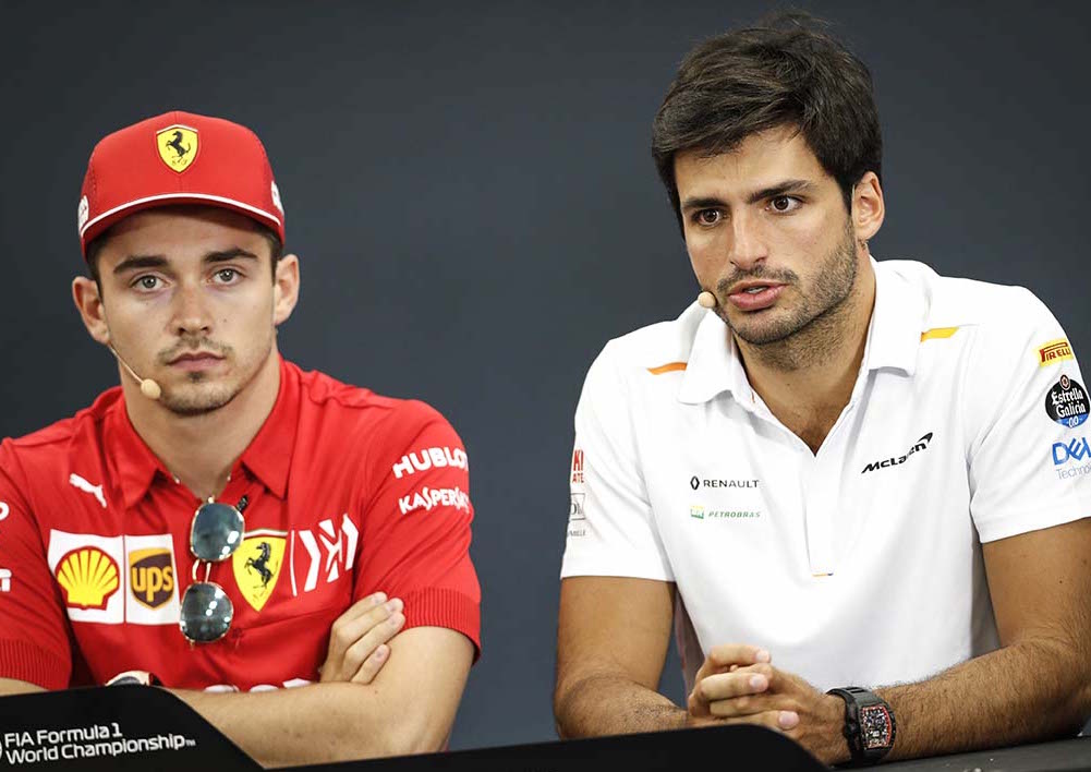 Charles Leclerc e Carlos Sainz Jr. in intervista che ufficializza l'accordo del pilota spagnolo con la Scuderia Ferrari F1. Il contratto partira col Campionato 2021