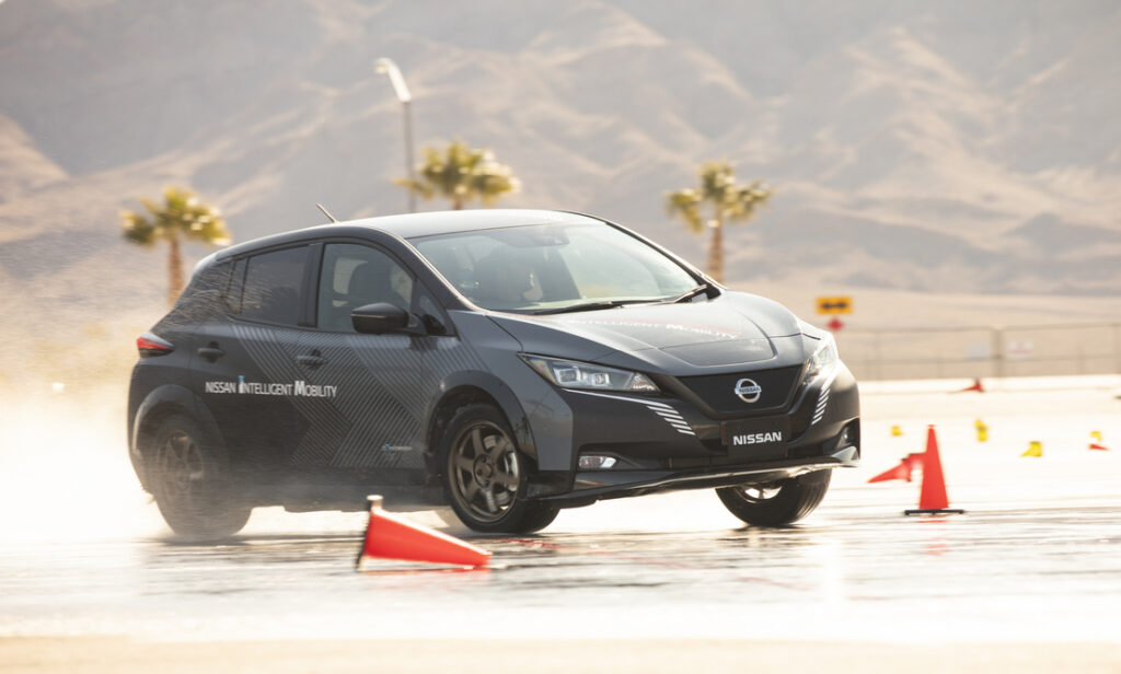 Nissan LEAF con sistema di trazione integrale e-4ORCE nei test al CES di Las Vegas, 2020