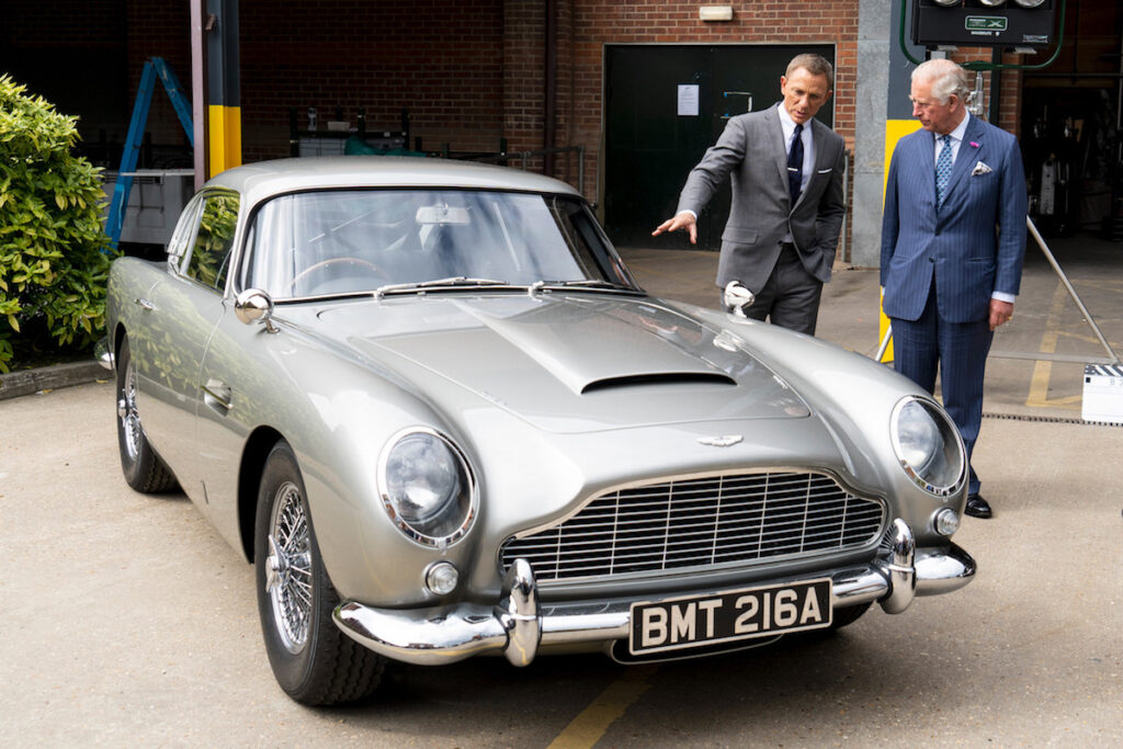 Daniel Craig con il Principe Carlo insieme alla Aston Martin DB5 - uno degli esemplari utilizzati nel film No Time to Die, James Bond 007