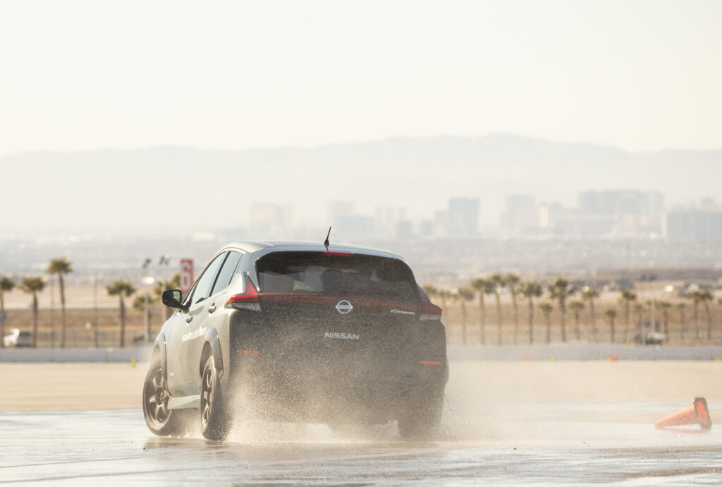 Nissan LEAF equipaggiata di sistema di trazione integrale e-4ORCE per veicoli con doppio motore elettrico . Test al CES. Las Vegas, 2020 