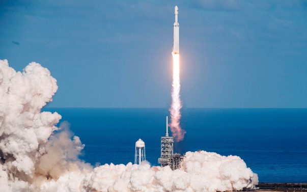 Decollo di SpaceX da Cape Canaveral, Florida, con razzo Falcon 9 e capsula Crew Dragon
