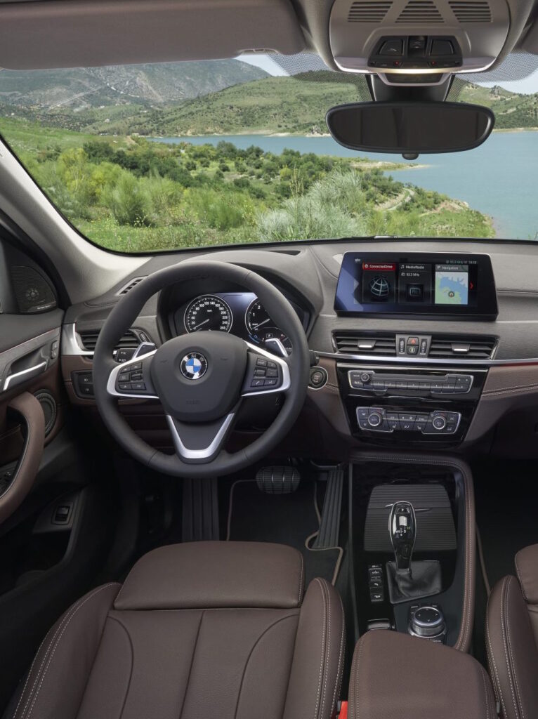 BMW X1 xDrive25e: la variante ibrida plug-in da 220 CV