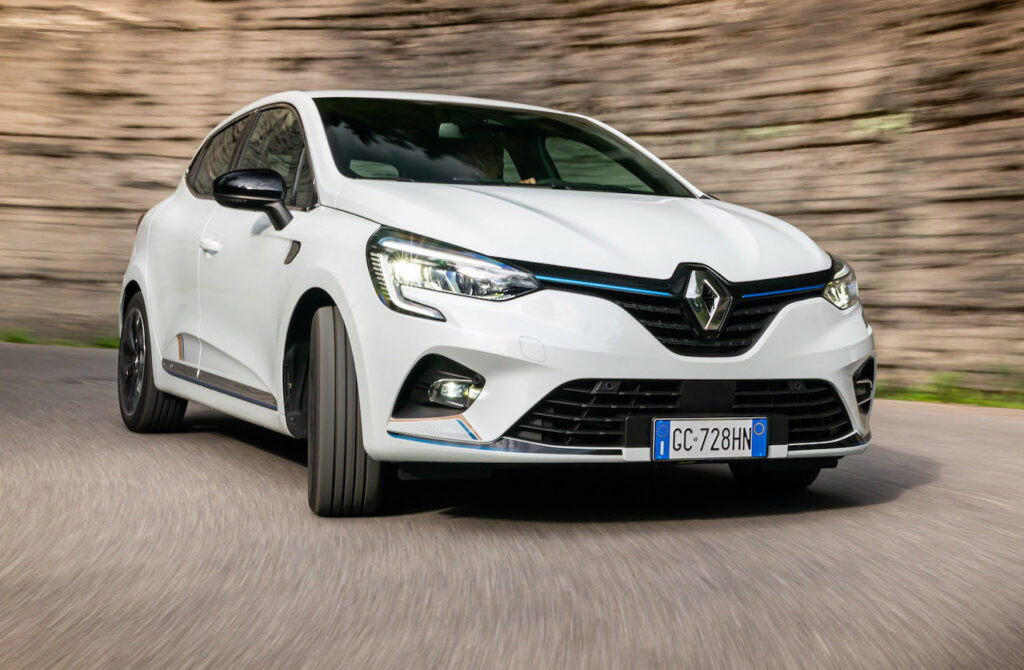 Test drive della nuova versione ibrida e compatta Renault Clio 1.6 Hybrid E-Tech che offre un buon compromesso tra prestazioni e risparmio di carburante