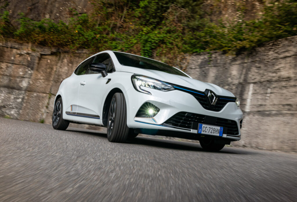 Test drive della nuova versione ibrida e compatta Renault Clio 1.6 Hybrid E-Tech 
