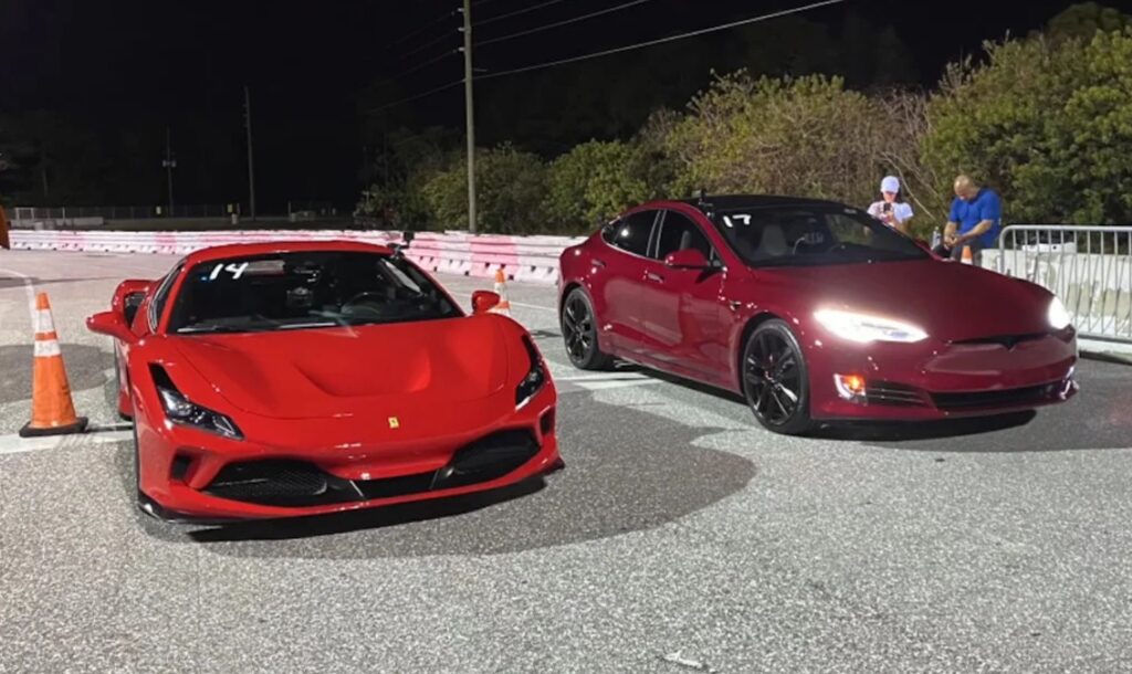 Ferrari F8 Tributo vs Tesla Model S nel quarto di miglio. Vince la Ferrari [Video]