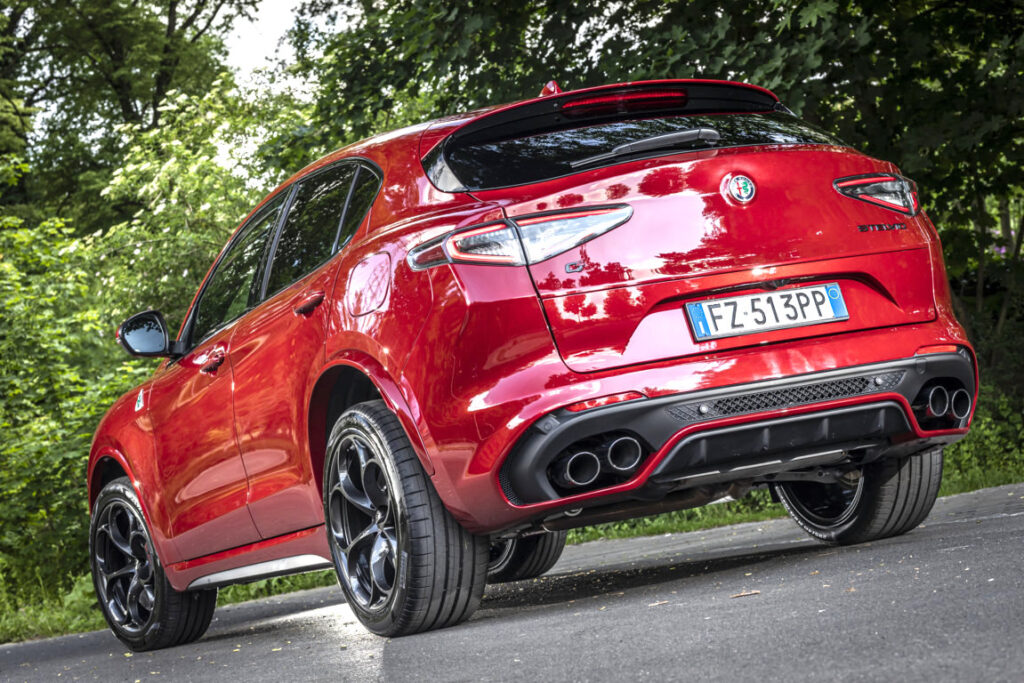 Alfa Romeo Stelvio Quadrifoglio: test su strada del SUV dalle grandi performance