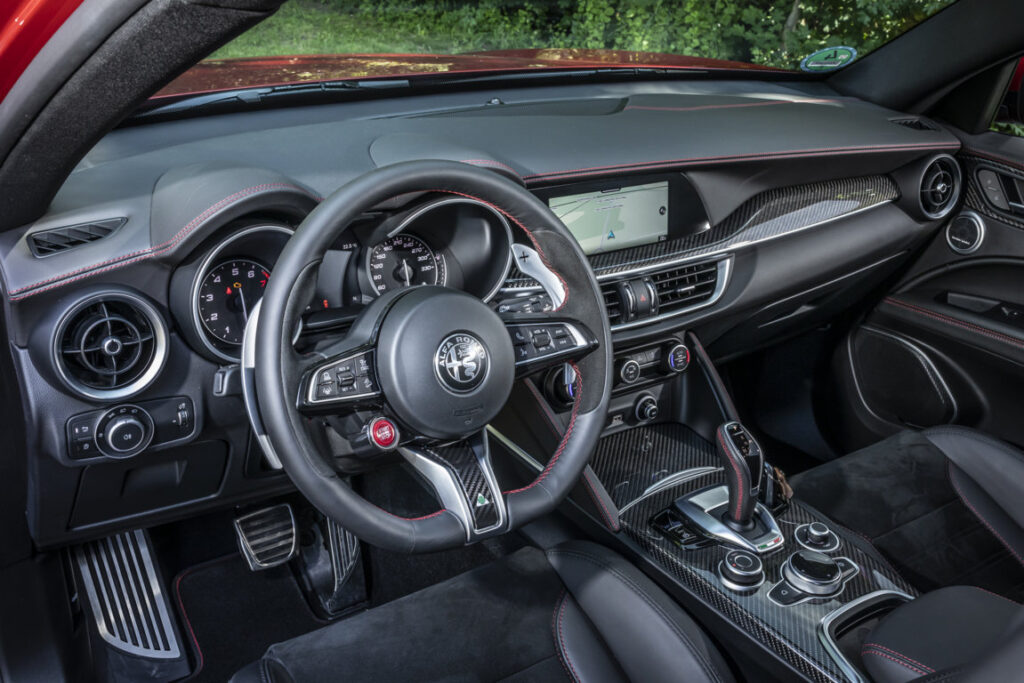 Alfa Romeo Stelvio Quadrifoglio: test su strada del SUV dalle grandi performance