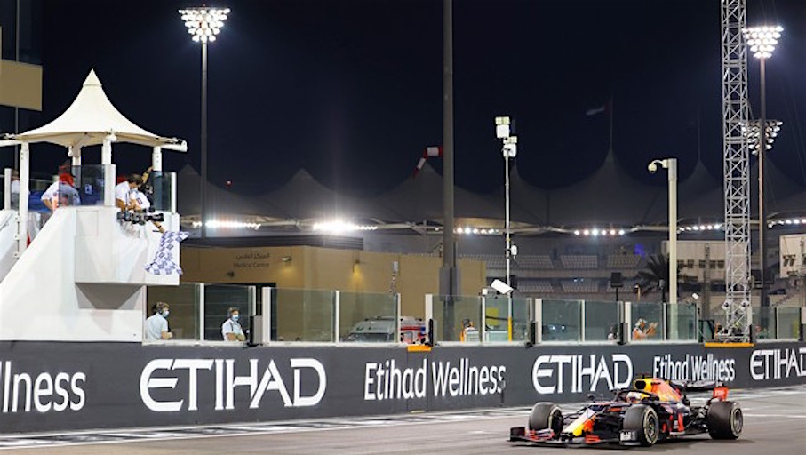 GP di Abu Dhabi: Verstappen vince e le Ferrari doppiate