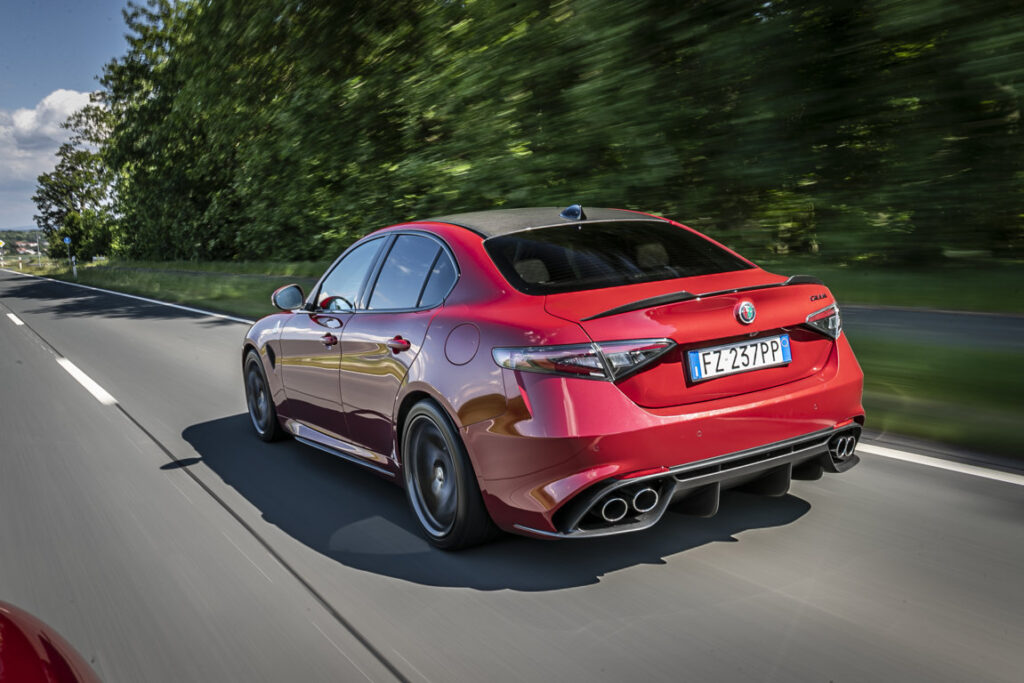 Alfa Romeo Giulia Quadrifoglio 2020: test  della rossa da competizione