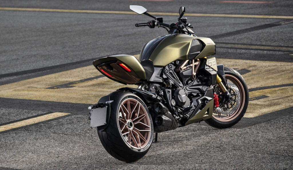 Ducati Diavel 1260 Lamborghini: incontro tra moto e supercar